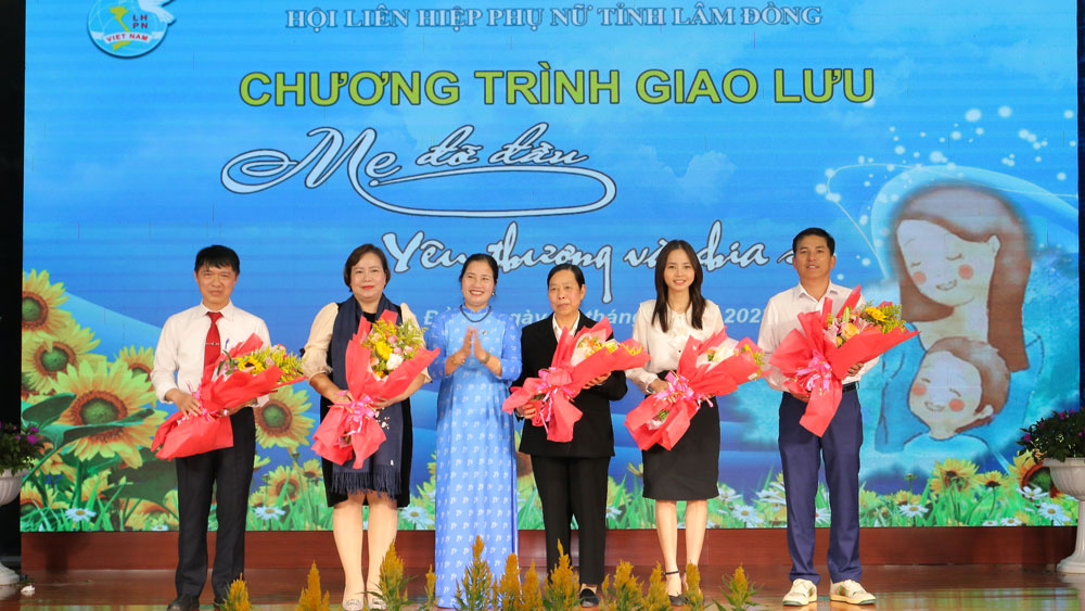 Bà Phạm Thị Ánh Tuyết - Chủ tịch Hội LHPN tỉnh trao hoa cảm ơn các nhà tài trợ