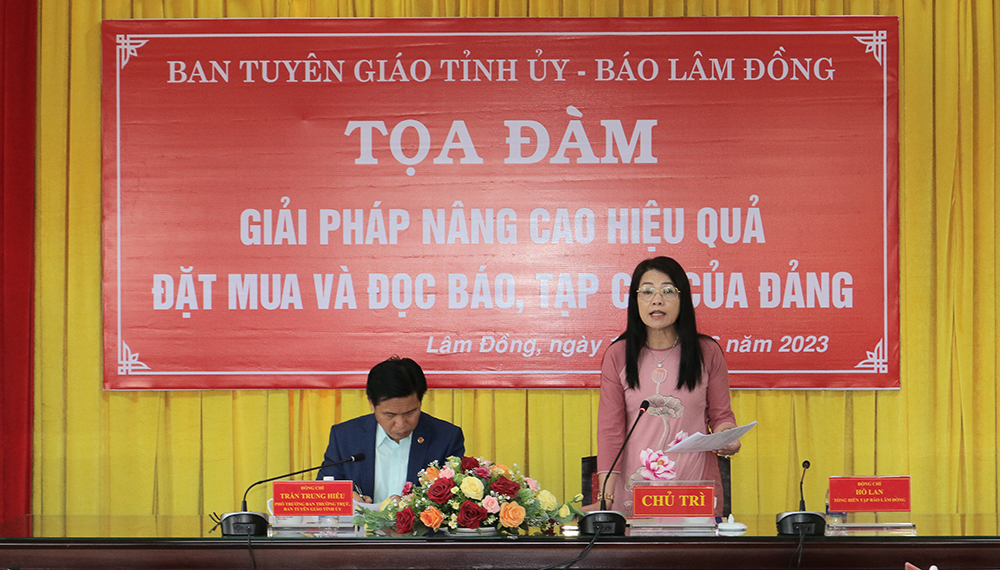 Tổng Biên tập Báo Lâm Đồng Hồ Thị Lan điều hành phần tham luận.