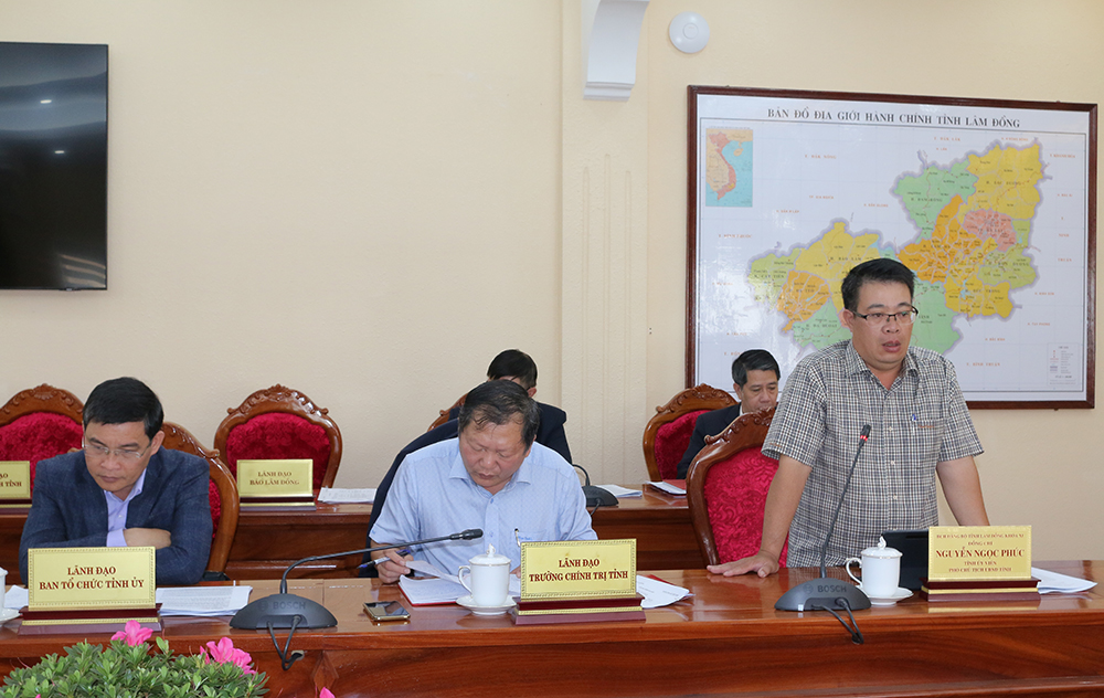 Phó Chủ tịch UBND tỉnh Nguyễn Ngọc Phúc trao đổi các vấn đề liên quan đến báo cáo kinh tế, văn hóa, xã hội và những thành tựu đổi mới của Lâm Đồng