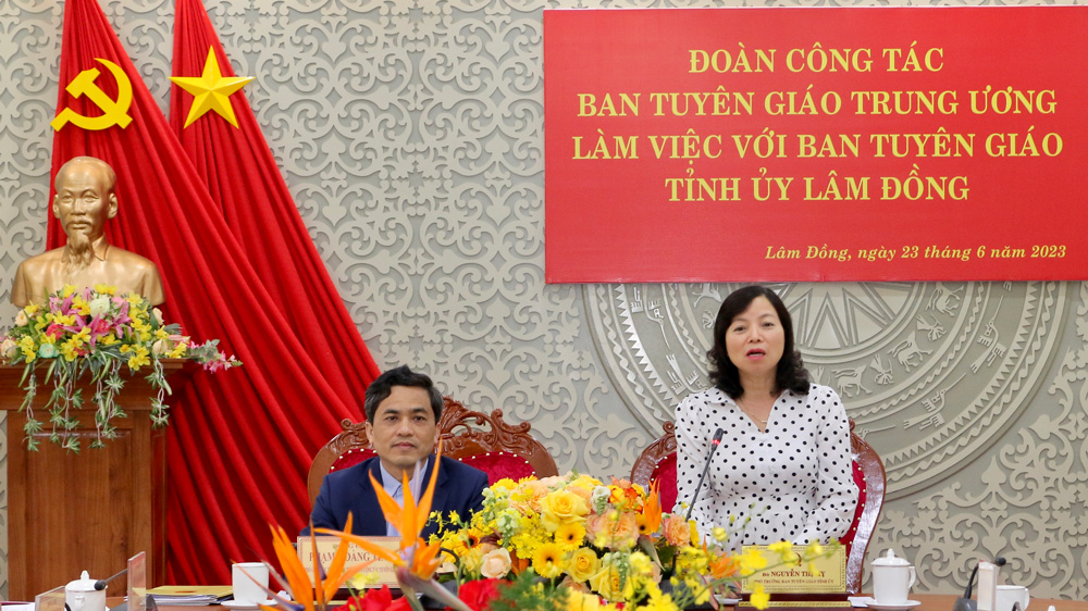 Phó Trưởng Ban Tuyên giáo Tỉnh ủy Nguyễn Thị Mỵ phát biểu tiếp thu ý kiến