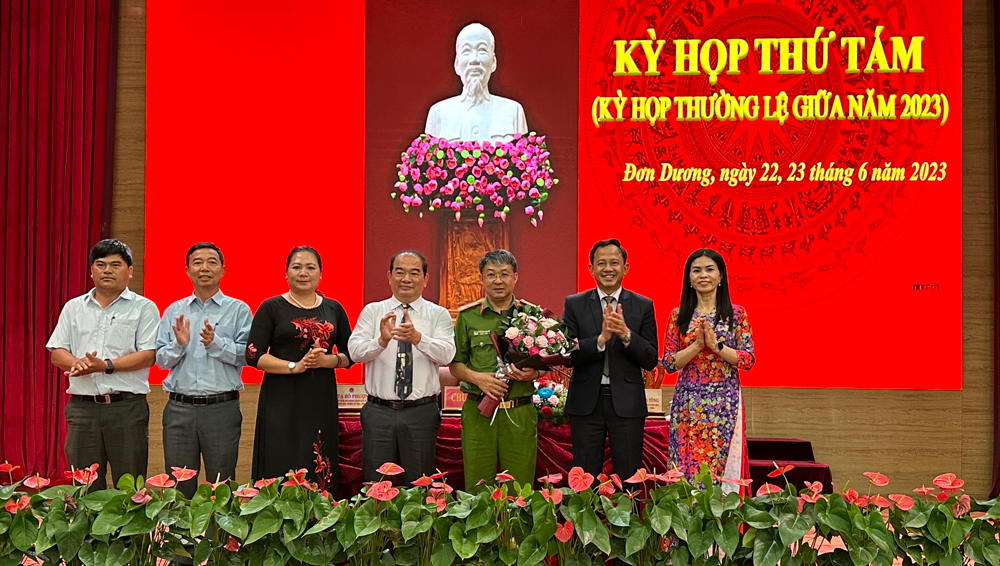 Lãnh đạo huyện Đơn Dương chúc mừng Thượng tá Tào Nguyễn Quang Minh - Trưởng Công an huyện được bầu vào Ủy viên Ban Thường vụ Huyện ủy Đơn Dương
