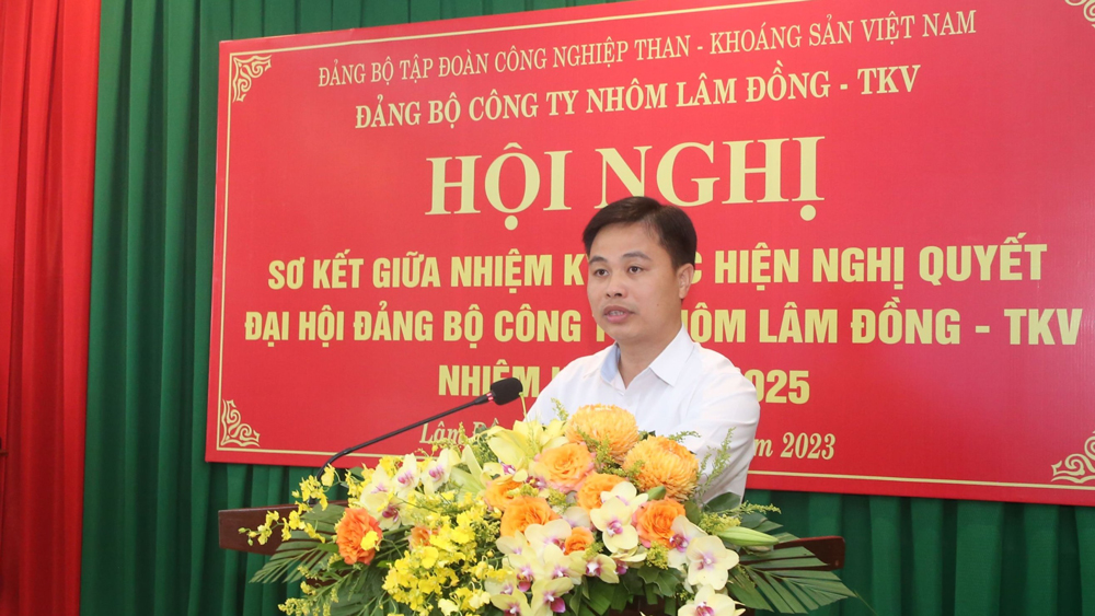 Đồng chí Nguyễn Văn Phòng - Bí thư Đảng ủy, Giám đốc Công ty phát biểu tại Hội nghị