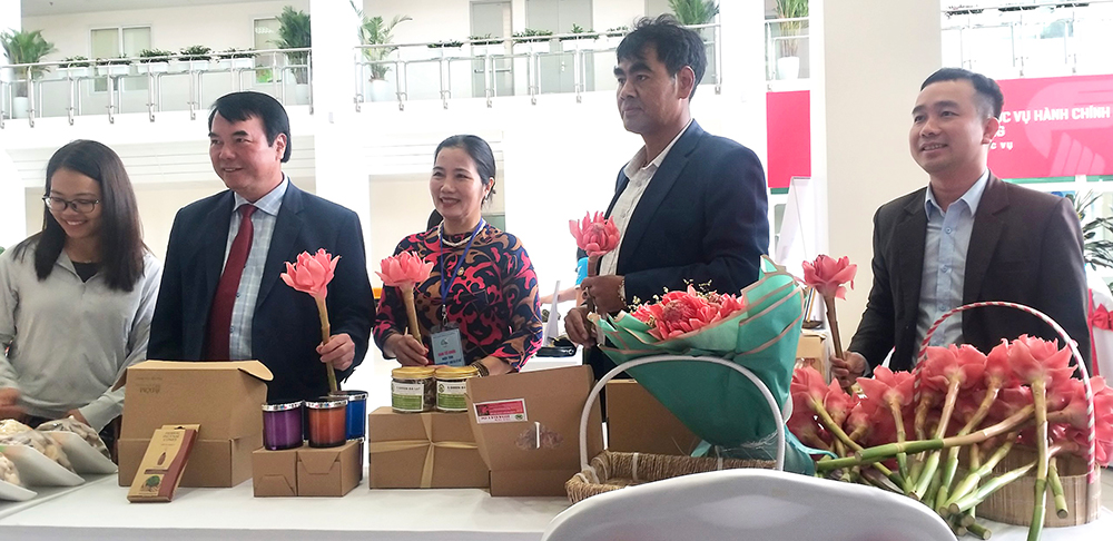Ông Phạm S – Phó Chủ tịch UBND tỉnh tham quan gian hàng giới thiệu, quảng bá sản phẩm khởi nghiệp của Hội LHPN các huyện, thành phố