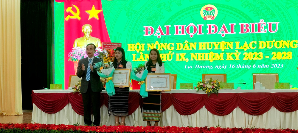 Đồng chí Bùi Văn Hùng - Phó Chủ tịch Hội Nông dân tỉnh Lâm Đồng tặng giấy khen của Hội Nông dân tỉnh cho các tập thể, cá nhân xuất sắc