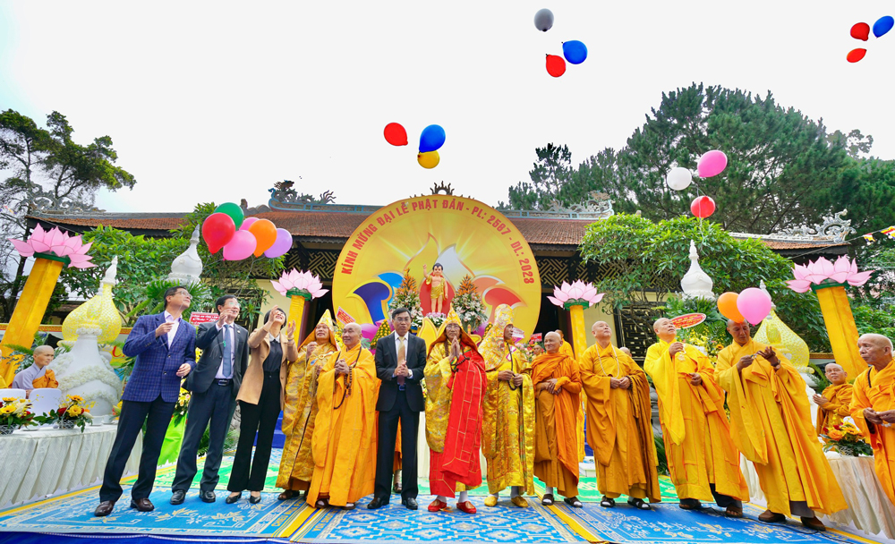 Lãnh đạo tỉnh và Ban Trị sự Giáo Hội Phật giáo Việt Nam tỉnh Lâm Đồng thả bóng bay và chim bồ câu cầu nguyện cho hoà bình, quốc thái dân an tại Đại lễ Phật đản 2023