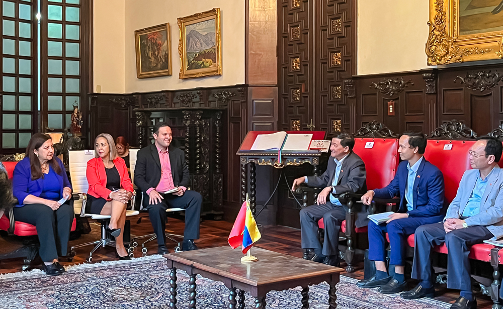 -	Bí thư Tỉnh ủy Lâm Đồng Trần Đức Quận và thành viên đoàn công tác tại buổi làm việc với Thị trưởng Thủ đô Caracas