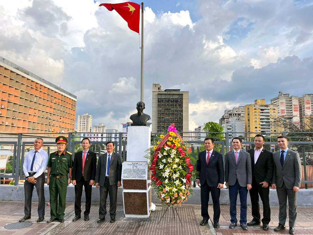 -	Đoàn công tác dâng hoa và chụp hình lưu niệm tại tượng đài Hồ Chí Minh