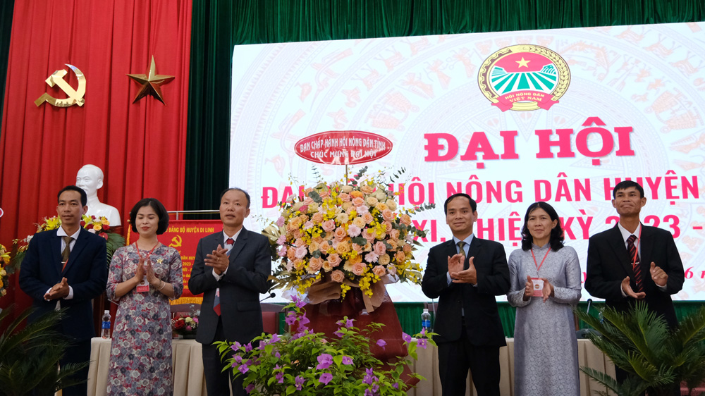 Đồng chí Đa Cát Vinh - Chủ tịch Hội Nông dân tỉnh Lâm Đồng tặng hoa chúc mừng