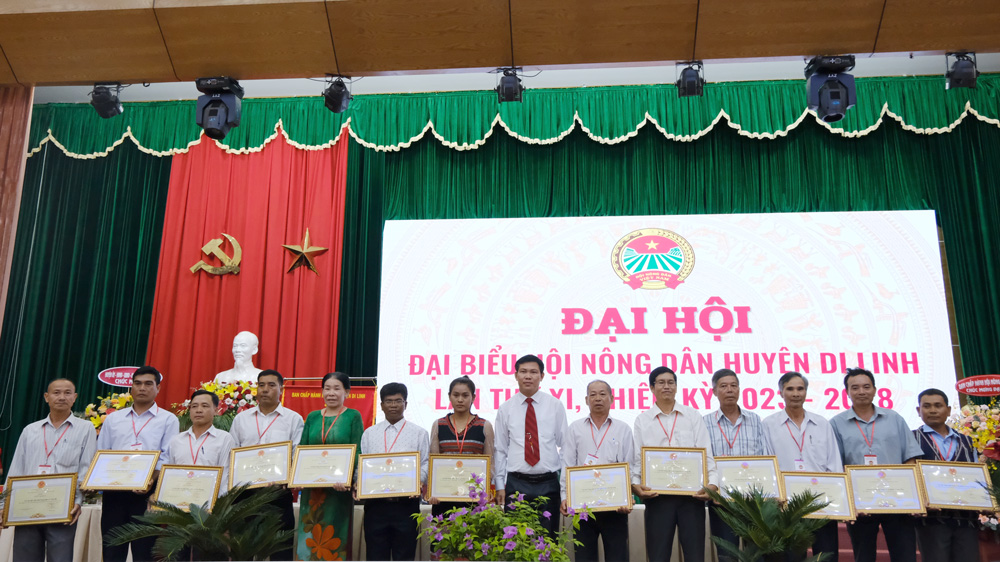 UBND huyện Di Linh tặng giấy khen cho các tập thể
