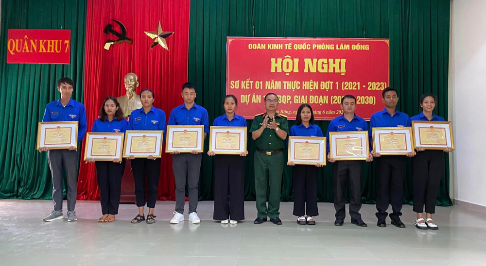 Đảng ủy Đoàn Kinh tế Quốc phòng Lâm Đồng tặng giấy khen cho các đội viên trí thức trẻ tình nguyện có thành tích xuất sắc trong thực hiện nhiệm vụ đợt 1