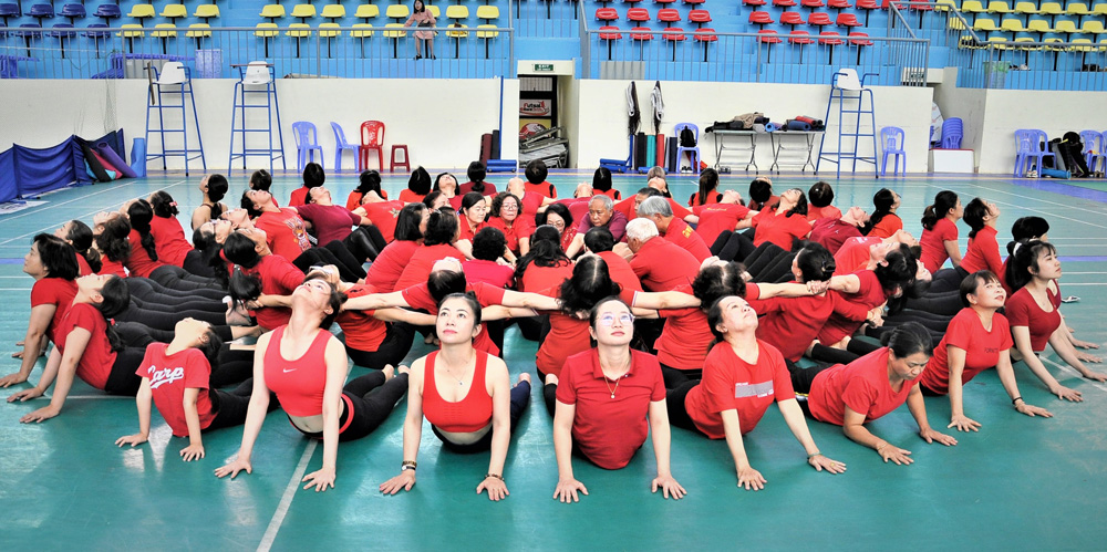 Một tiết mục biểu diễn tại buổi đồng diễn chào mừng kỷ niệm Ngày Yoga Quốc tế 21/6, lần thứ 9 - 2023 tại TP Đà Lạt