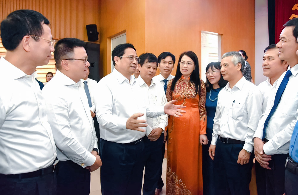 Thủ tướng Phạm Minh Chính trao đổi với các đại biểu tại buổi làm việc với Hội Nhà báo Việt Nam