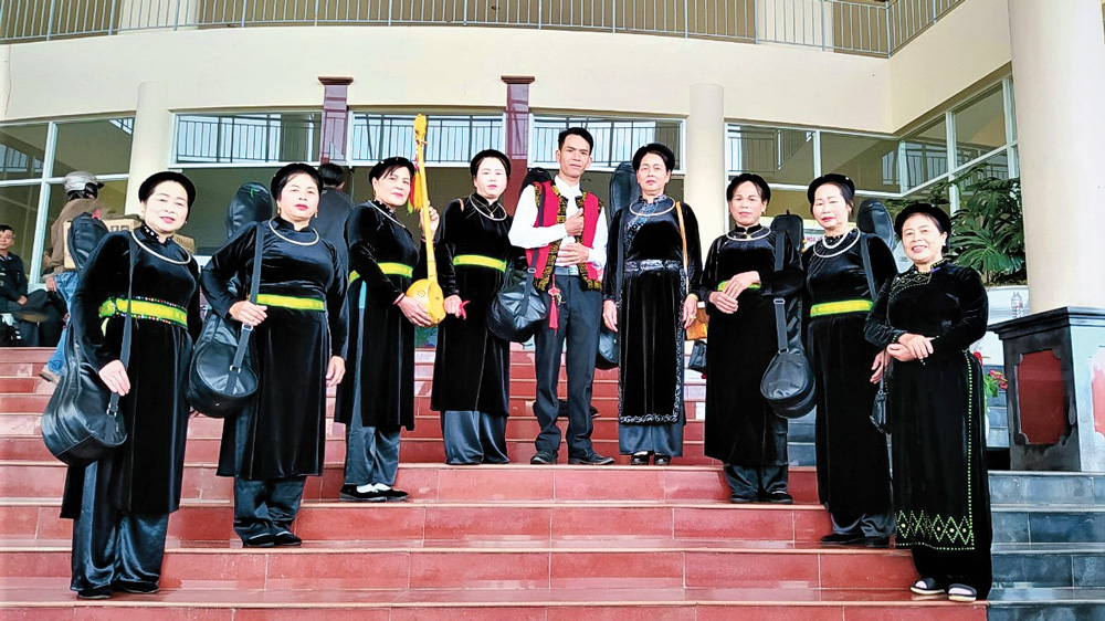 Bà Triệu Thị Sa (đầu tiên bên phải) cùng các thành viên trong Câu lạc bộ Hát then, đàn tính