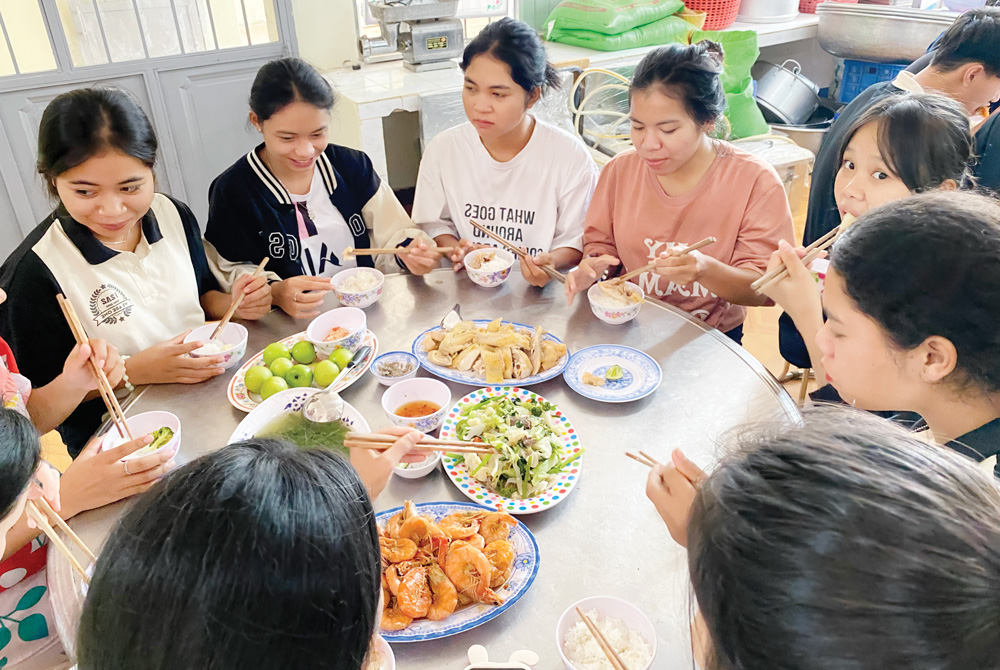 Những bữa cơm đủ dinh dưỡng dành cho học sinh nghèo ở Bảo Lâm