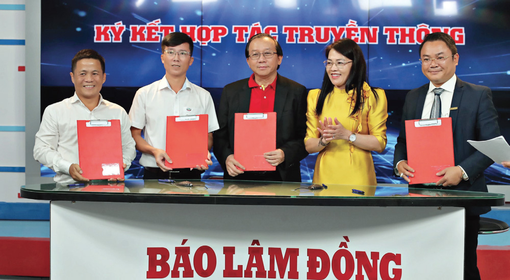 Báo Lâm Đồng cùng các đơn vị Công ty Cổ phần Hàng không VietJet, Ngân hàng Nam Á, Công ty TNHH MTV Nhôm Lâm Đồng, Công ty Thủy điện Đồng Nai ký kết hợp tác truyền thông
