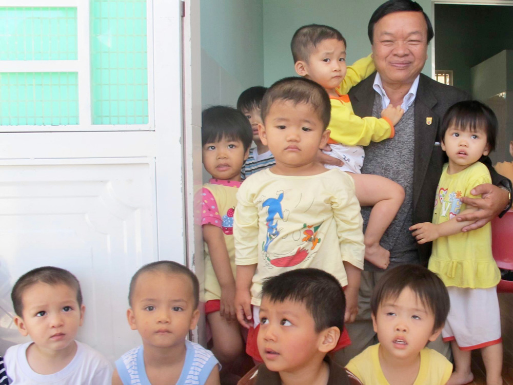 Ông Nguyễn Văn Lực thăm trẻ mồ côi tại mái ấm ở Lâm Hà