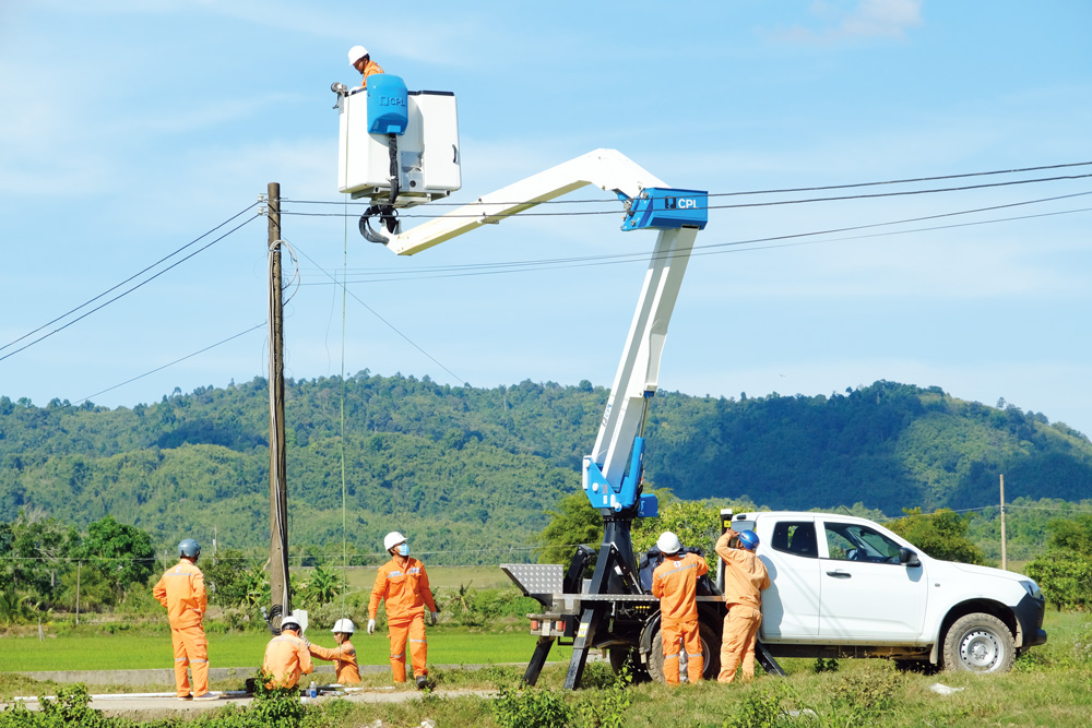Điện lực Cát Tiên thực hiện nâng cấp, sửa chữa hệ thống lưới điện cho các thôn vùng sâu, vùng xa nhằm giảm thất thoát điện năng