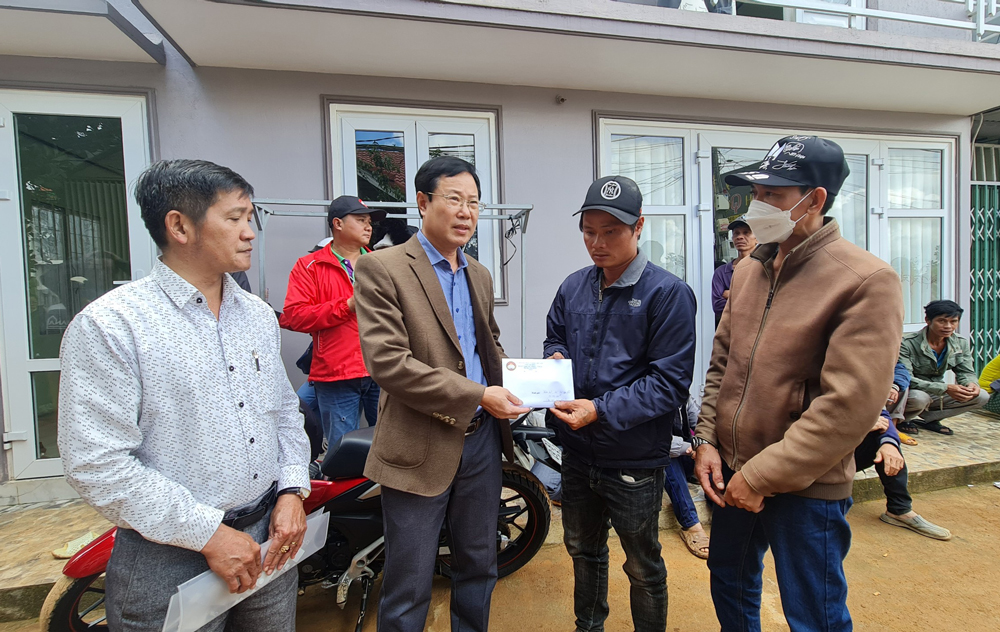 Chủ tịch Ủy ban Mặt trận Tổ quốc Việt Nam tỉnh Lâm Đồng Phạm Triều thăm, tặng 30 triệu hỗ trợ gia đình nạn nhân bị thiệt mạng do vụ sạt trượt taluy