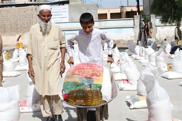 Người dân nhận lương thực cứu trợ tại tỉnh Nangarhar, Afghanistan, ngày 8/6/2022