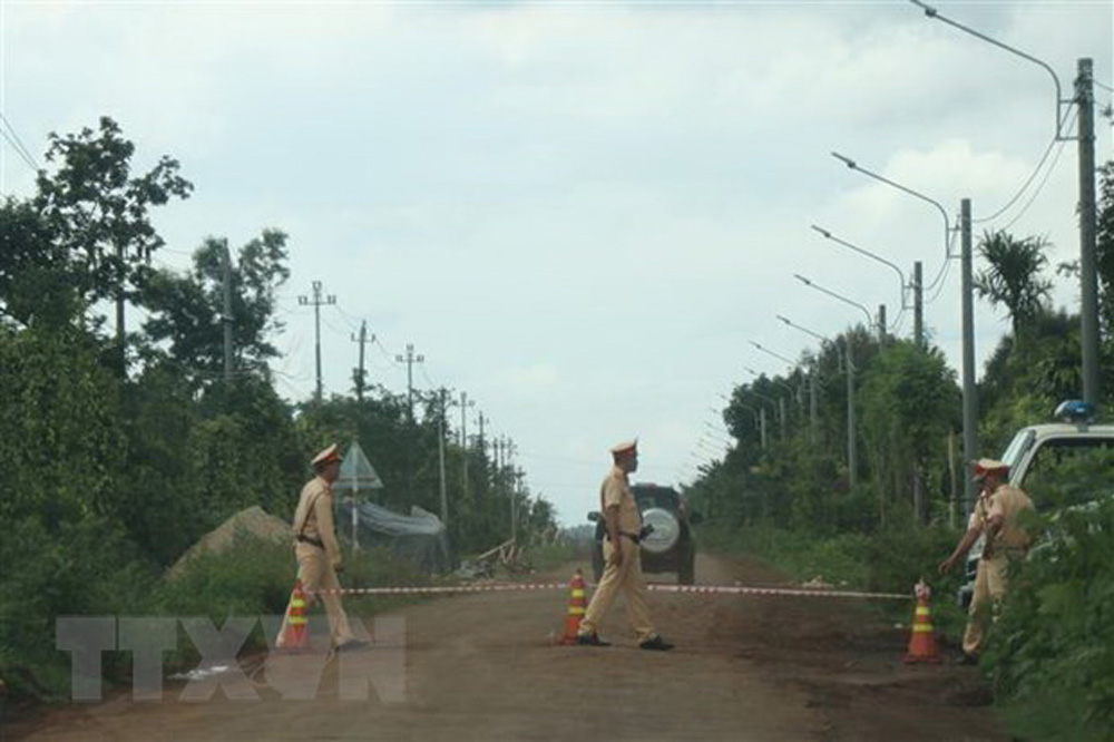 Lực lượng chức năng chốt chặn đường vào Ủy ban Nhân dân xã Ea Ktur, huyện Cư Kuin phục vụ truy bắt nhóm đối tượng