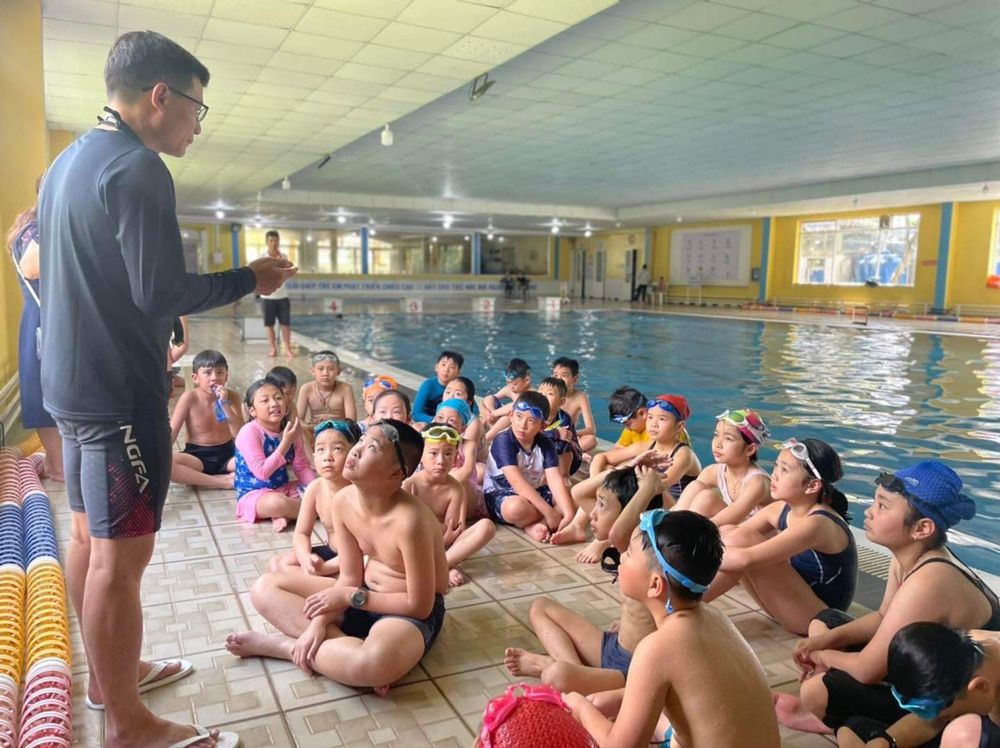 Một lớp dạy bơi cho trẻ em tại hồ bơi Phù Đổng - Đà Lạt