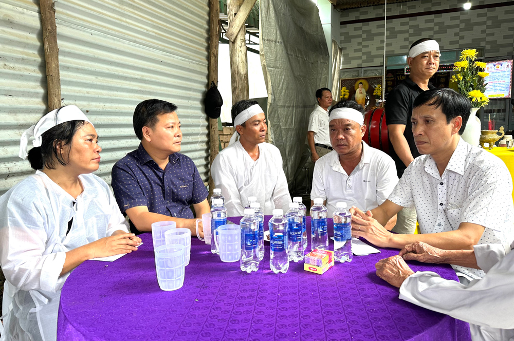 Lãnh đạo huyện Đạ Tẻh kịp thời thăm hỏi, động viên gia đình nạn nhân tử vong do tai nạn giao thông
