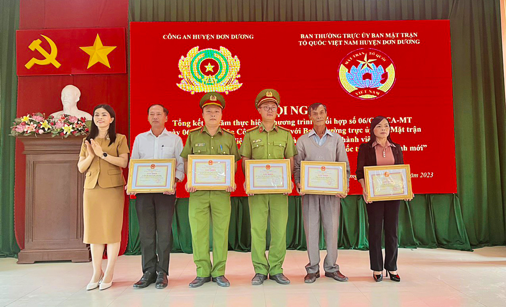 Tặng bằng khen cho các tập thể, cá nhân có thành tích xuất sắc trong thực hiện chương trình phối hợp