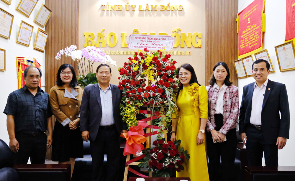 Lãnh đạo Sở Lao động thương binh và Xã hội tỉnh Lâm Đồng thăm, chúc mừng Báo Lâm Đồng nhân ngày 21/6
