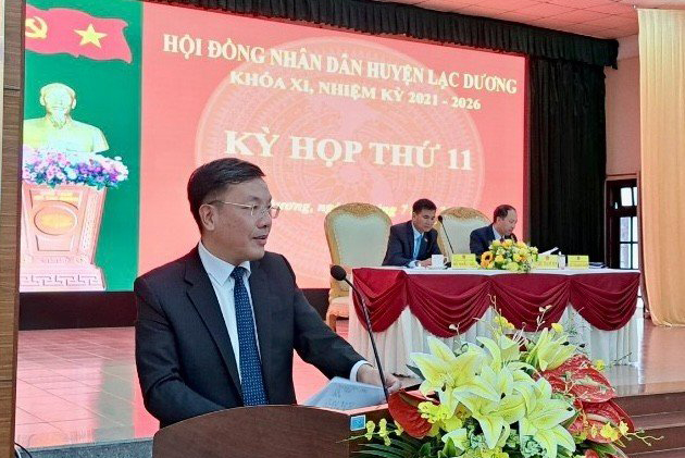 Đồng chí Bùi Thế – Chủ tịch UBND huyện Lạc Dương tiếp thu, giải trình ý kiến của đại biểu