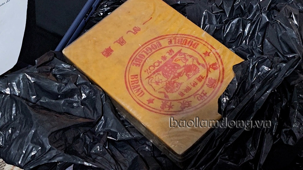 Tang vật là 1 bánh heroin