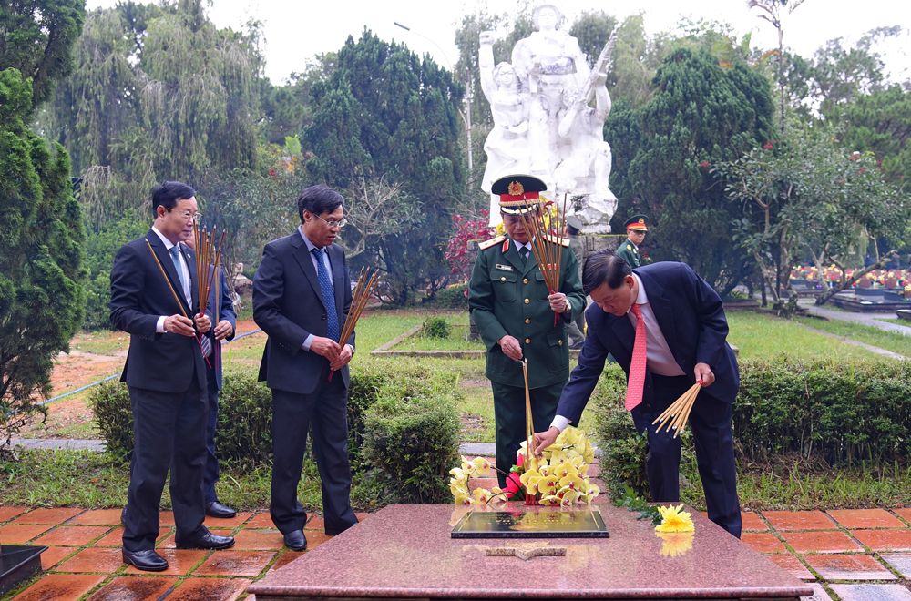 : Các đồng chí lãnh đạo thành kính thắp hương tưởng niệm các anh hùng liệt sĩ