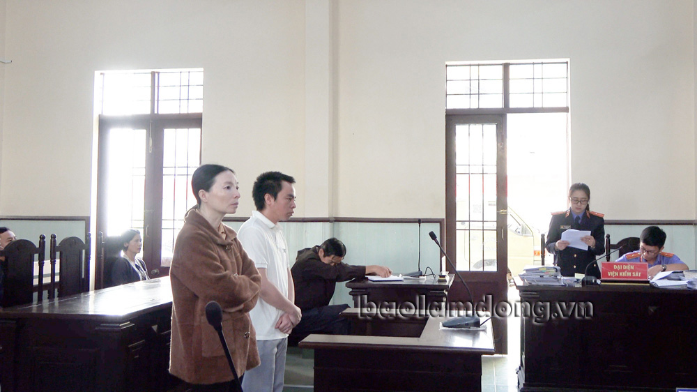 2 bị cáo Phạm Thị Hoa và Nguyễn Xuân Đạt tại phiên tòa