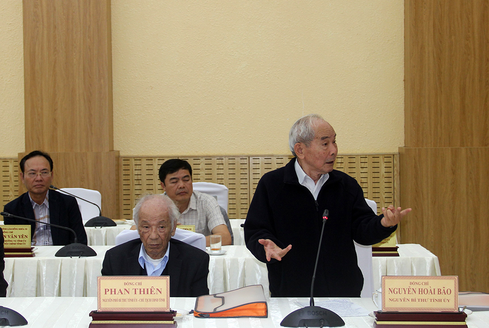 Các đồng chí nguyên lãnh đạo tỉnh phát biểu ý kiến tại buổi gặp mặt