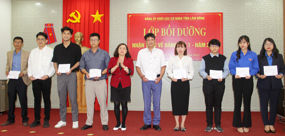 Phó Bí thư Thường trực Đảng ủy Khối Các cơ quan tỉnh trao giấy chứng nhận cho các học viên hoàn thành lớp bồi dưỡng