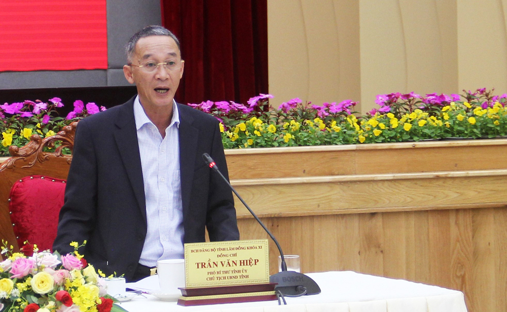 Đồng chí Trần Văn Hiệp - Phó Bí thư Tỉnh ủy, Chủ tịch UBND tỉnh phát biểu giải trình một số nội dung mà các đồng chí nguyên lãnh đạo tỉnh quan tâm