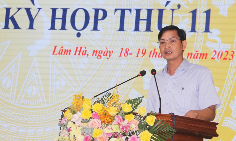 Trưởng Phòng Tài nguyên và Môi trường huyện Lâm Hà trả lời nội dung chất vấn của đại biểu