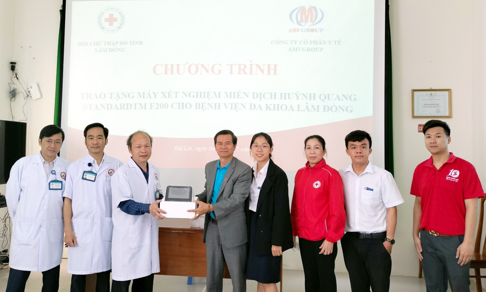 Hội Chữ thập đỏ tỉnh và nhà tài trợ trao tặng thiết bị y tế cho Bệnh viện Đa khoa Lâm Đồng