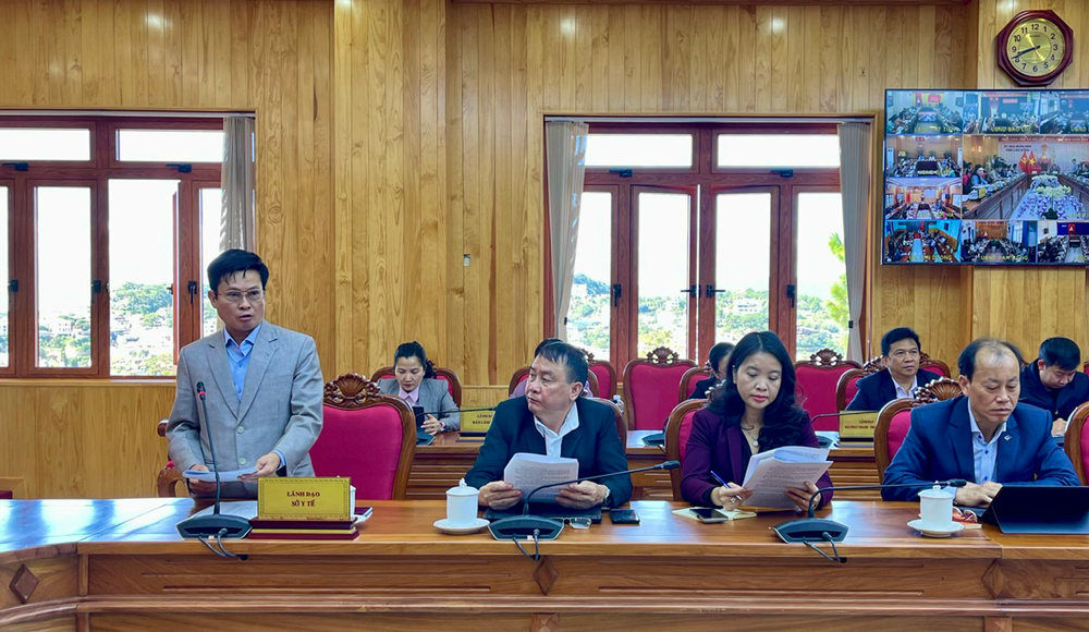 Ông Nguyễn Đức Thuận – Giám đốc Sở Y tế, Phó ban Thường trực Ban Chỉ đạo phòng chống dịch Covid-19 báo cáo kết quả công tác phòng, chống dịch Covid-19