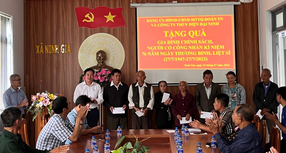 Lãnh đạo Thủy điện Đại Ninh thăm hỏi, tặng quà các gia đình chính sách nhân Ngày Thương binh - Liệt sĩ
