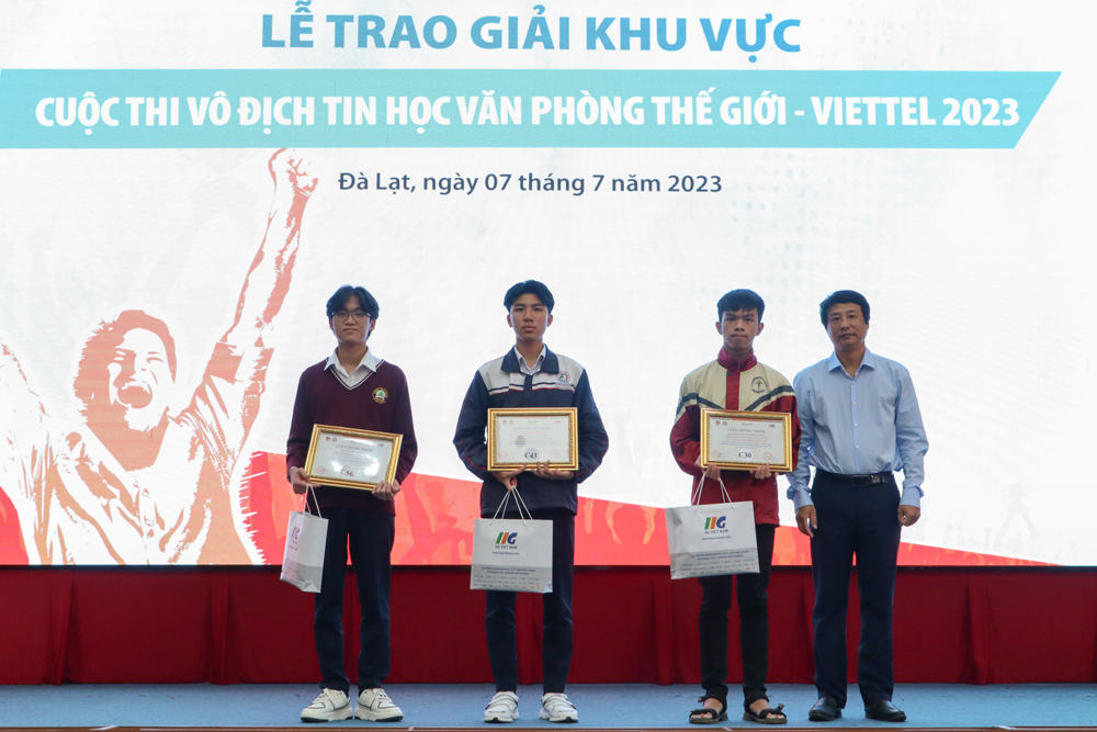 Ban tổ chức trao giải cho các thí sinh đạt giải tại Vòng chung kết quốc gia Cuộc thi Vô địch Tin học văn phòng thế giới - Viettel 2023