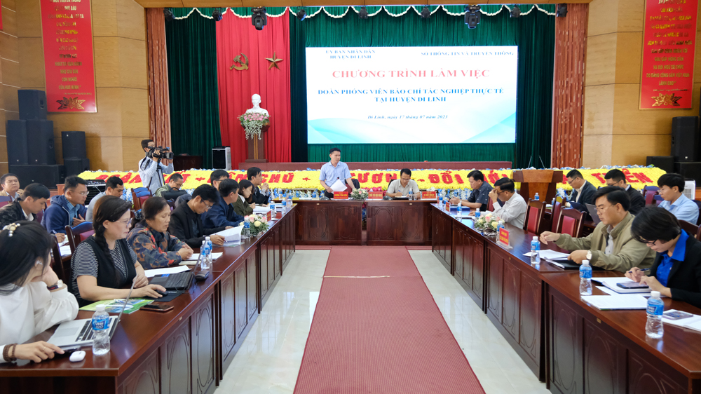 Phóng viên báo chí quan tâm tới việc phát triển vùng đồng bào DTTS ở Di Linh