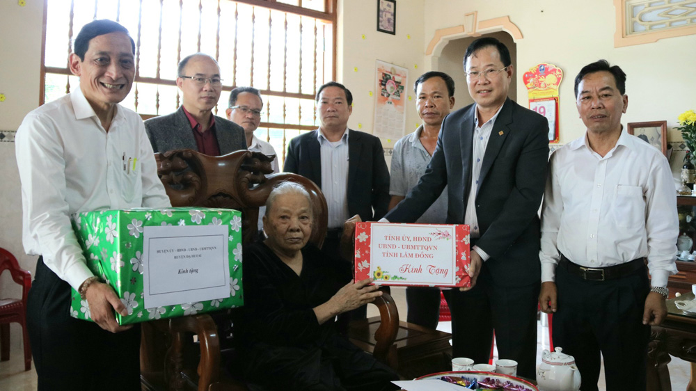 Chủ tịch Ủy ban MTTQ Việt Nam tỉnh thăm, tặng quà các gia đình chính sách tại Đạ Huoai
