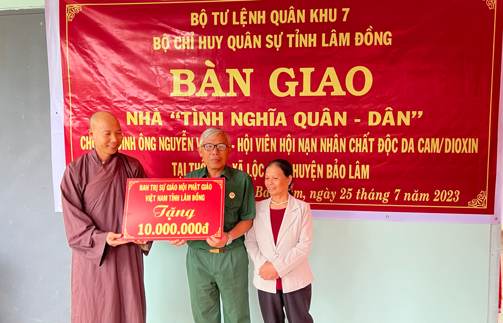 Đại diện Ban Trị sự Giáo hội Phật giáo Việt Nam tỉnh Lâm Đồng trao tiền hỗ trợ gia đình ông Ba