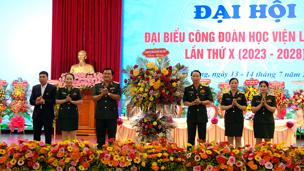Trung tướng Đỗ Văn Bảnh – Chính ủy Học viện tặng hoa chúc mừng Đại hội