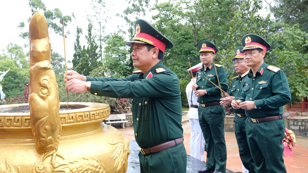 Thượng tướng Lê Huy Vịnh - Thứ trưởng Bộ Quốc phòng dâng hương tại Đài tưởng niệm liệt sỹ Đà Lạt