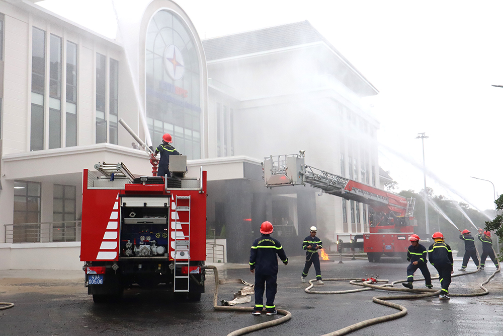 Công ty Điện lực Lâm Đồng diễn tập phòng cháy, chữa cháy và cứu nạn cứu hộ