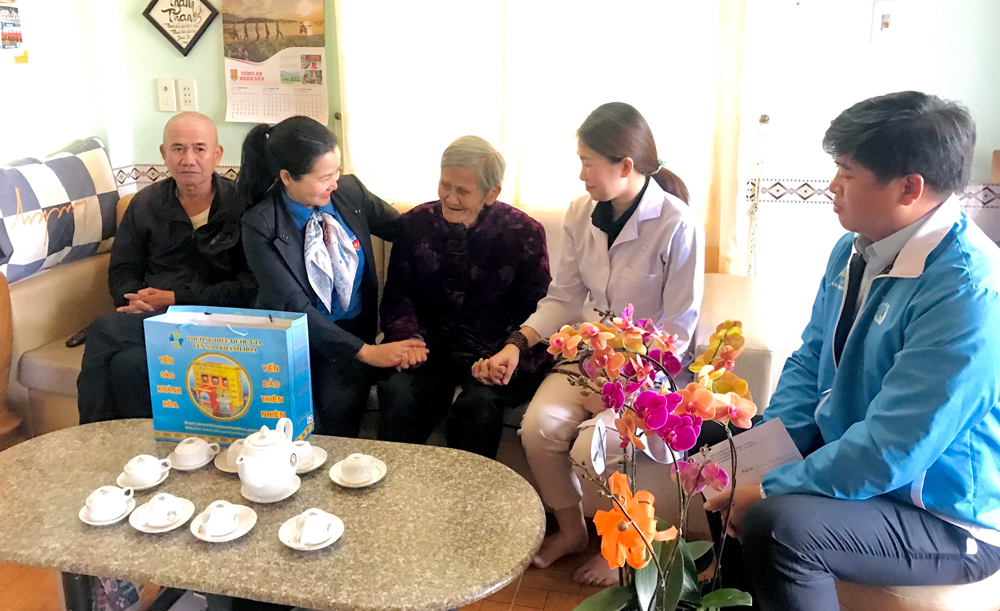 Tỉnh Đoàn Lâm Đồng thăm, tặng quà Mẹ Việt Nam Anh hùng