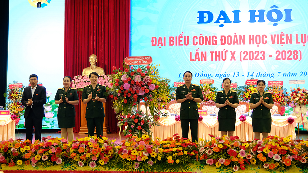 Đại tá Nguyễn Hồng Lợi – Phó Trưởng ban Công đoàn Quốc phòng tặng hoa chúc mừng Đại hội