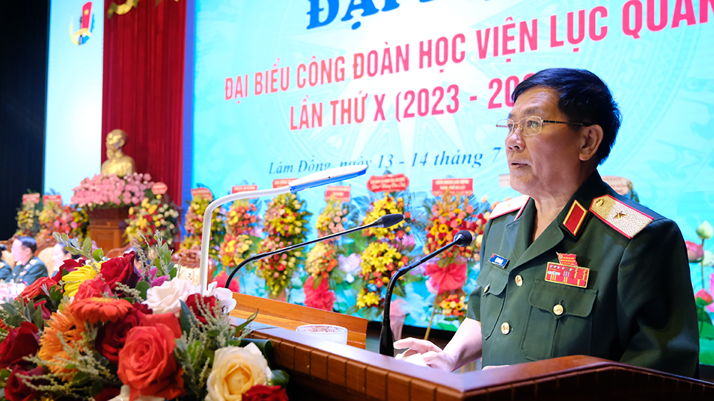 Thiếu tướng Đậu Văn Nậm – Ủy viên Ban Thường vụ, Phó Chính ủy Học viện Lục quân phát biểu tại Đại hội
