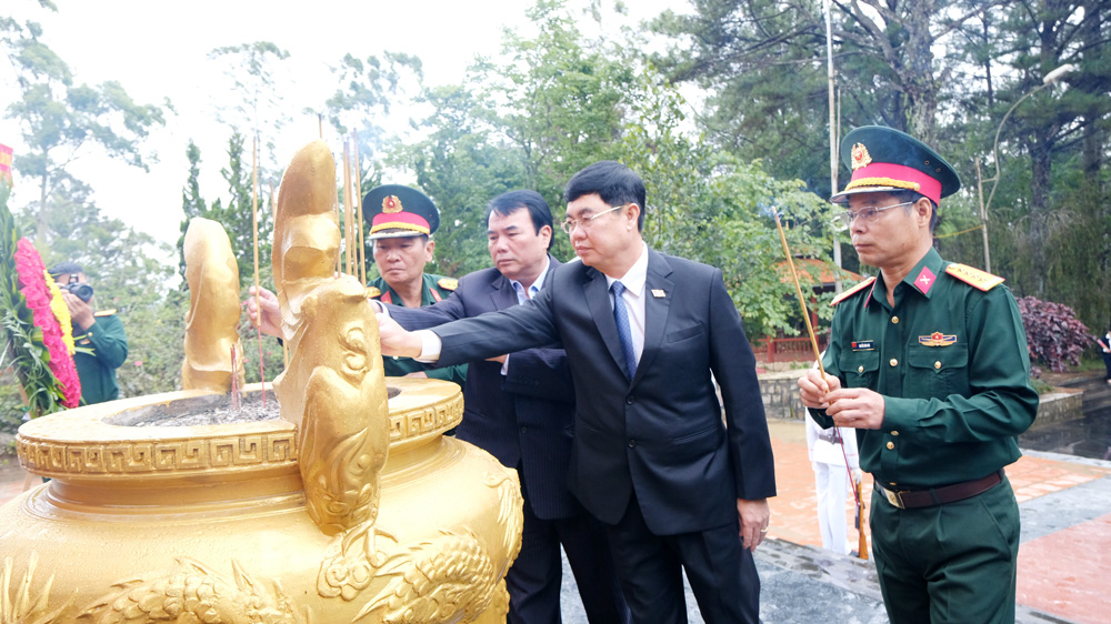 Các đồng chí lãnh đạo tỉnh và Bộ Chỉ huy Quân sự tỉnh dâng hương tại Đài tưởng niệm liệt sỹ